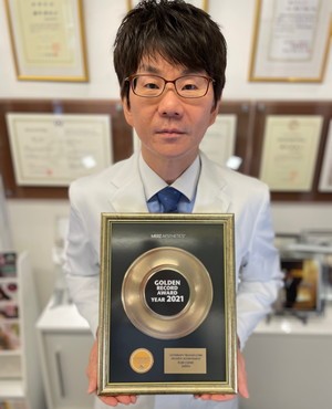 ウルセラに関する表彰を受ける藤井院長